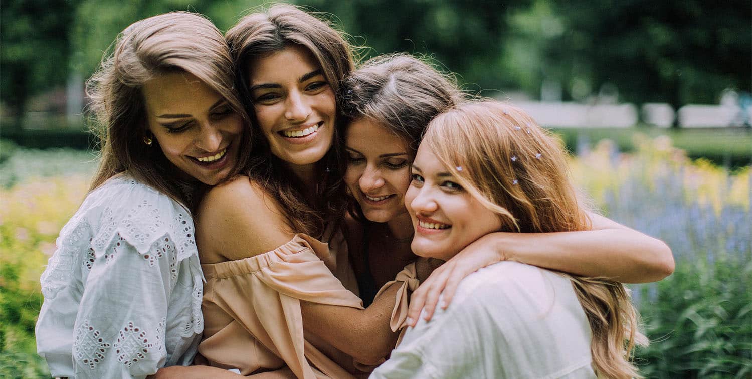 Amigas abrazándose